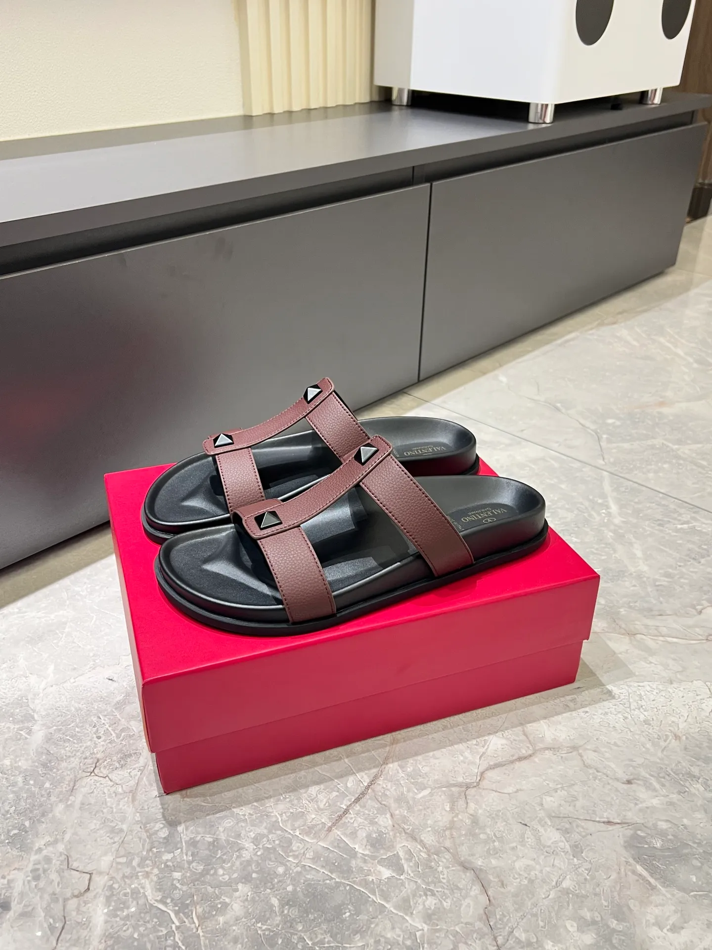 Men's shoes 💰p300 VALENTINO Men's 🧍‍♂️ Spring and summer new style metal logo flat slippers, elegant sandals, the same style worn by celebrities, original molding, imported calfskin. Rubber outsole. Soft and durable, full set of counter packaging size: 39-44 (.45.46 customized)